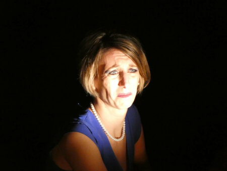 Photo of the Kvetch performance by Cie de l'Empreinté. Donna during a Kvetch