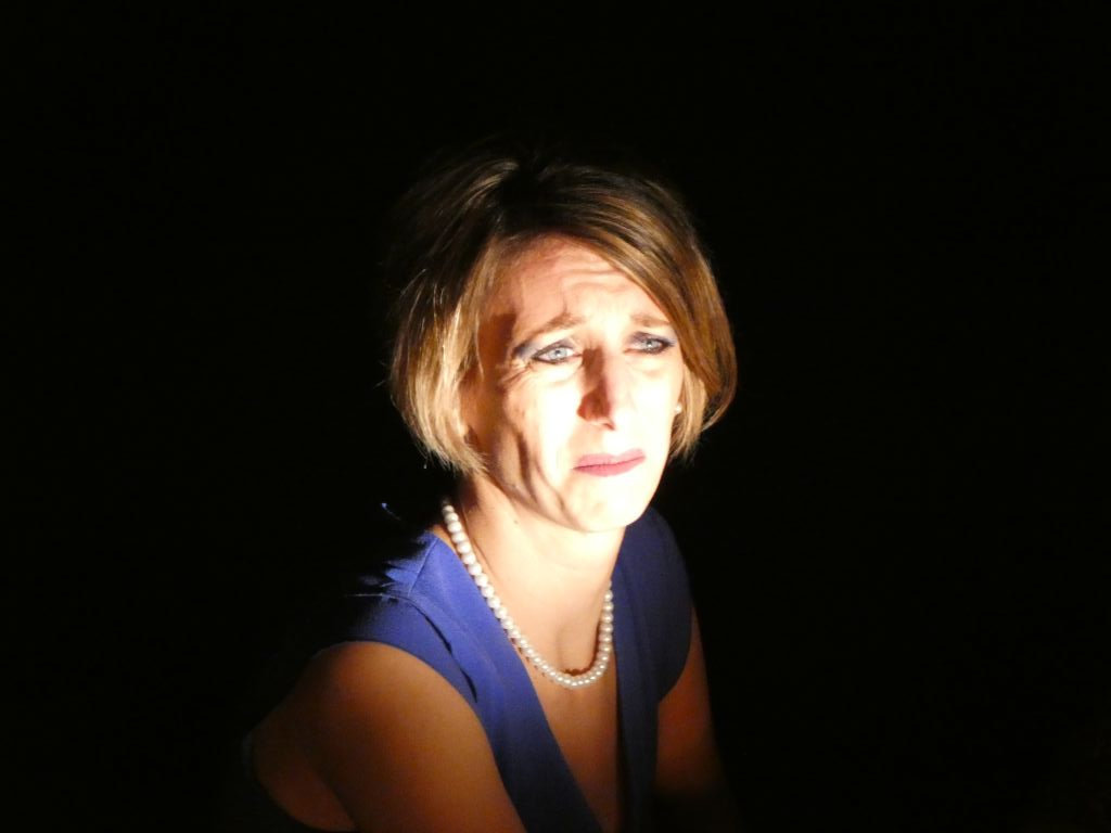 Photo of the Kvetch performance by Cie de l'Empreinté. Donna during a Kvetch