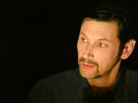 Photo of the Kvetch performance by Cie de l'Empreinté. Frank durring a kvetch.