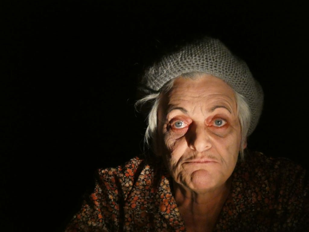 Photo of the Kvetch performance by Cie de l'Empreinté. Mother in law during a Kvetch