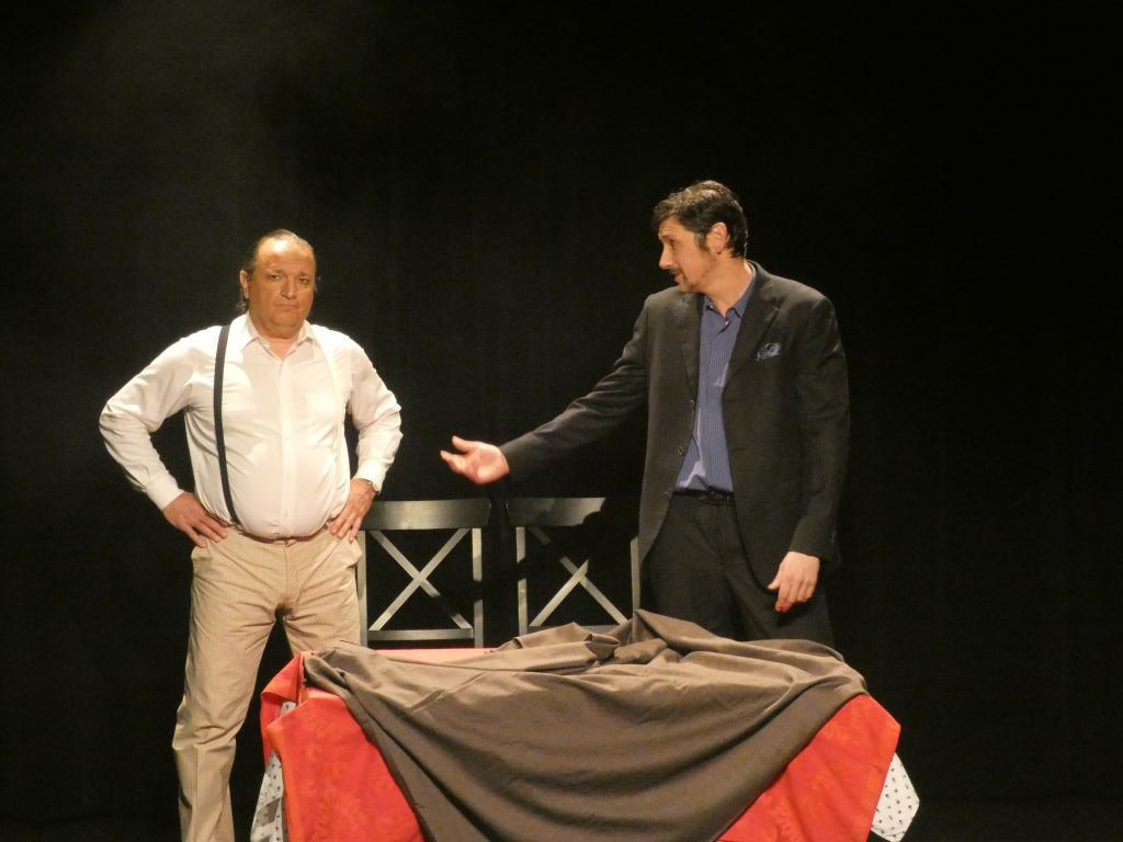 Photo of the Kvetch performance by Cie de l'Empreinté. Frank trying to convince George.