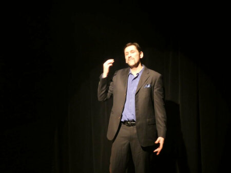 Photo of the Kvetch performance by Cie de l'Empreinté. Frank' stand-up performance