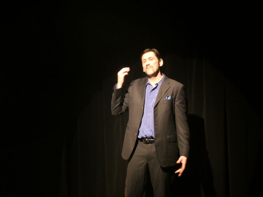 Photo of the Kvetch performance by Cie de l'Empreinté. Frank' stand-up performance