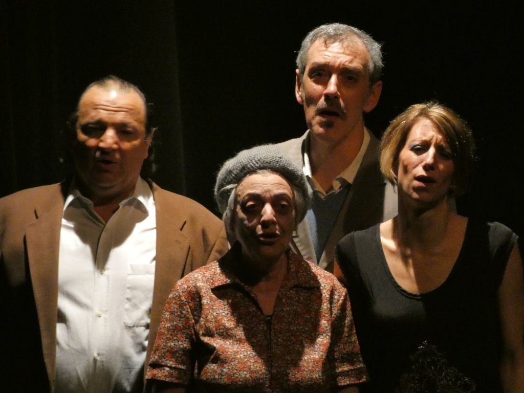 Photo of the Kvetch performance by Cie de l'Empreinté. Donna, Mother in law, Hal and George as a choir.